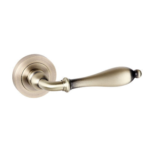 Atlantic Old English Wrexham Lever on Round Rose